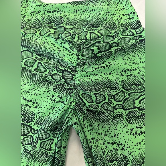 Vibrant Green Snakeskin Leggings - Picture 8 of 8